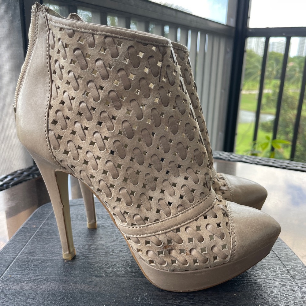Crème high heels in good condition. Very comfortable and beautiful